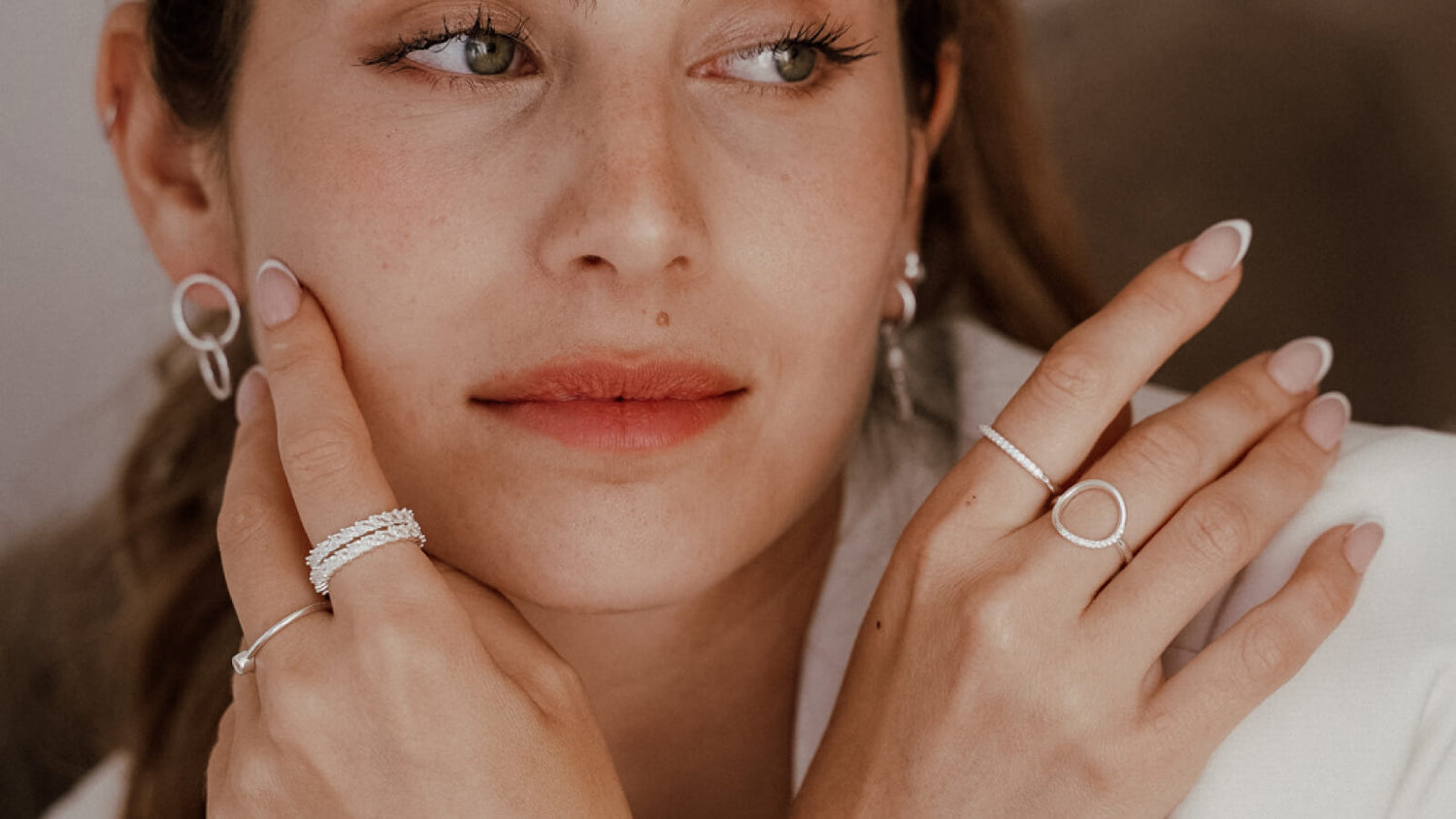 עגילים עגולים - אביזר נצחי וקלאסי