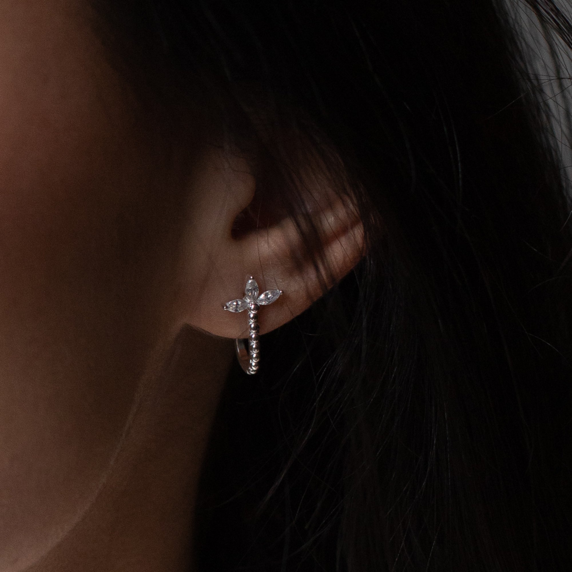 עגילים צמודים לוטוס מתעקל כסף 925